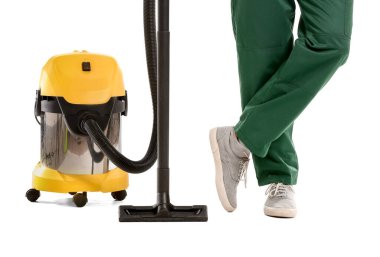 Beyaz arka planda elektrik süpürgesi olan genç bir adam.