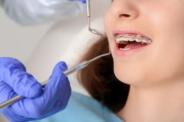 Nastolatka Aparatem Dentystycznym Odwiedzająca Ortodontę Klinice — Zdjęcie stockowe