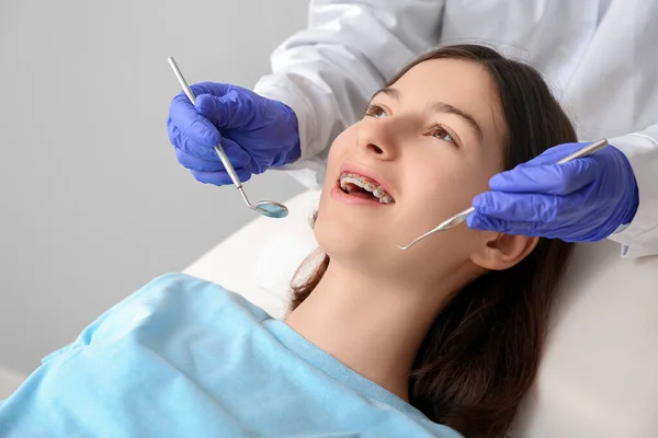 Nastolatka Aparatem Dentystycznym Odwiedzająca Ortodontę Klinice — Zdjęcie stockowe