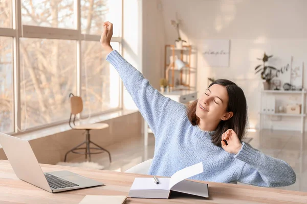 Adolescente Con Aparatos Dentales Haciendo Tarea Casa — Foto de Stock