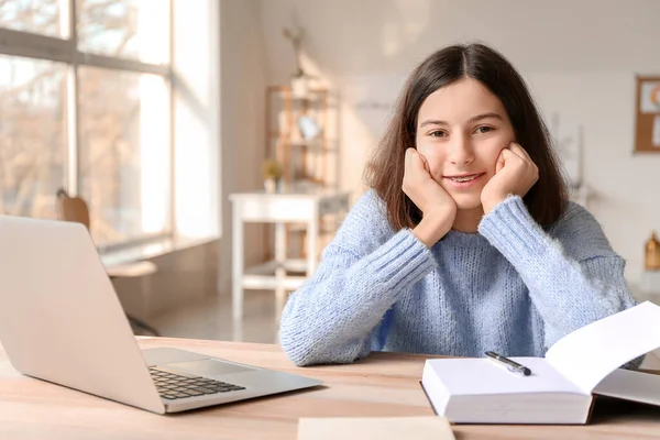 Adolescente Con Aparatos Dentales Haciendo Tarea Casa —  Fotos de Stock