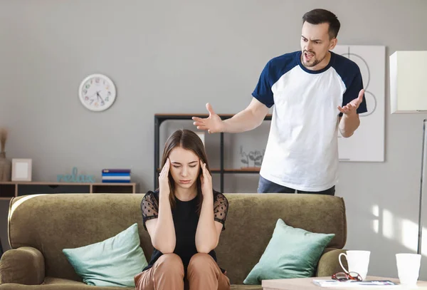 Pareja Joven Discutiendo Casa — Foto de Stock