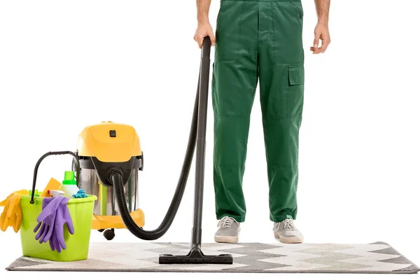 Hombre Joven Hoovering Alfombra Contra Fondo Blanco — Foto de Stock