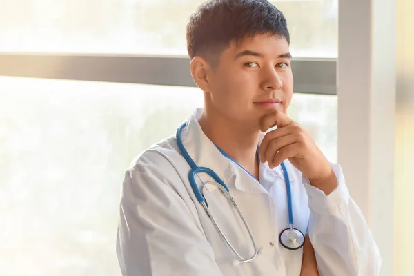 Manlig Asiatisk Läkare Nära Fönstret Kliniken — Stockfoto