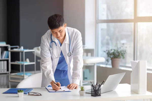Médico Asiático Masculino Trabalhando Clínica — Fotografia de Stock