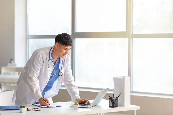 Médico Asiático Masculino Trabalhando Clínica — Fotografia de Stock