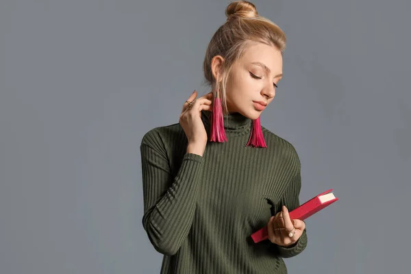 Young Woman Warm Sweater Book Grey Background — Stock Photo, Image