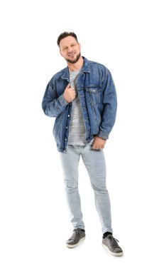 Beyaz arkaplanda şık bir adam