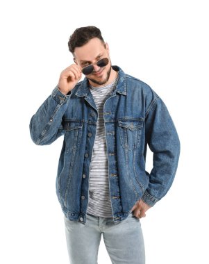 Beyaz arkaplanda şık bir adam