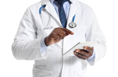 Beyaz arka planda tablet bilgisayarı olan Afrikalı Amerikalı bir erkek doktor.