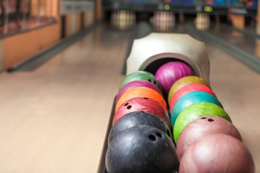 Bowling kulübünde topları ile stand