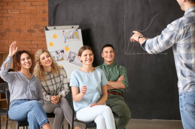 Erkek iç mimar ofiste gençlere öğretmenlik yapıyor