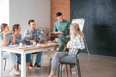 Erkek iç mimar ofiste gençlere öğretmenlik yapıyor