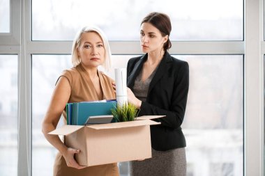 Kovulan olgun meslektaşını sakinleştiren kadın.