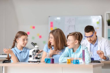 Sınıfta kimya dersinde öğrenciler.