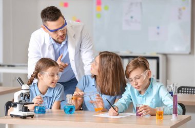 Sınıfta kimya dersi veren öğretmen