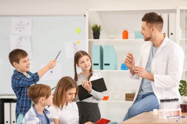 Sınıfta kimya dersi veren öğretmen