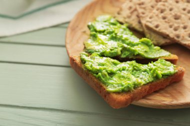 Masada lezzetli avokado sandviçli tabak.