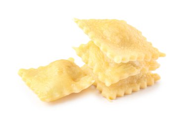 Beyaz arka planda pişirilmiş ravioli.