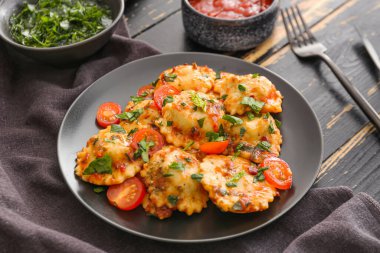 Masada lezzetli ravioli tabağı.