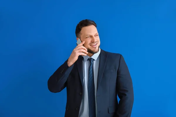 Homem Negócios Elegante Falando Por Telefone Celular Fundo Cor — Fotografia de Stock