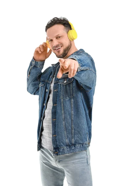 Homme Élégant Écoutant Musique Sur Fond Blanc — Photo