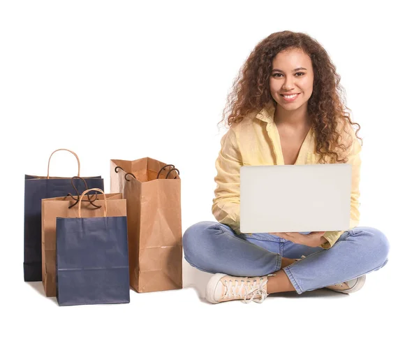 Jonge Vrouw Met Laptop Boodschappentassen Witte Achtergrond — Stockfoto