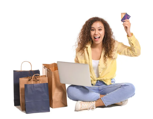 Jovem Com Laptop Cartões Crédito Sacos Compras Fundo Branco — Fotografia de Stock