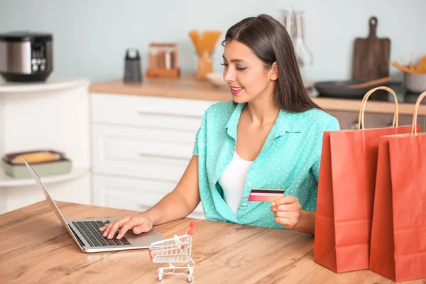 Jonge Vrouw Met Laptop Creditcard Thuis Online Winkelen Concept — Stockfoto