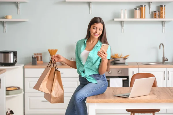 Mujer Joven Con Teléfono Móvil Bolsas Compras Casa —  Fotos de Stock