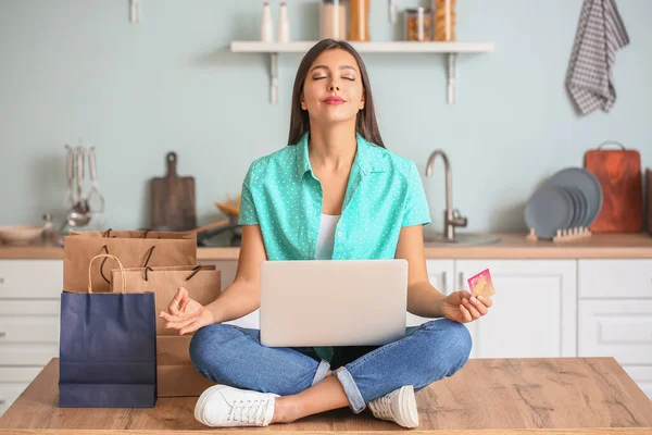 Meditáló Laptoppal Hitelkártyával Bevásárlótáskával Otthon — Stock Fotó