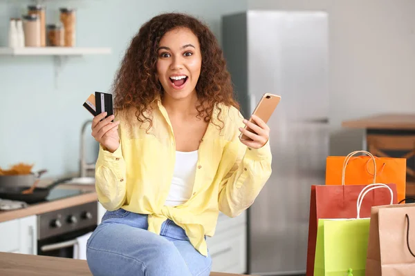 Gelukkige Vrouw Met Mobiele Telefoon Creditcards Boodschappentassen Thuis — Stockfoto