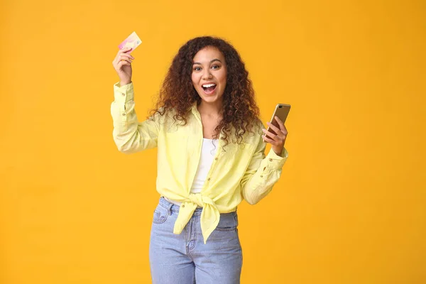 Šťastná Žena Mobilním Telefonem Kreditní Kartou Barevném Pozadí Koncept Nakupování — Stock fotografie