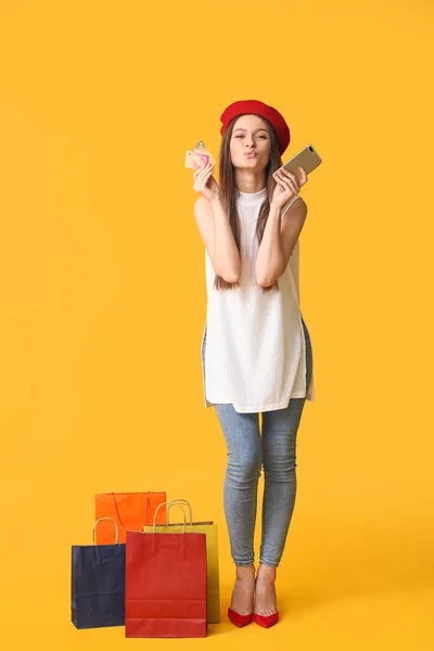 Giovane Donna Con Cellulare Carte Credito Shopping Bag Sfondo Colori — Foto Stock