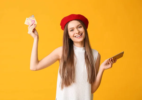 Giovane Donna Con Telefono Cellulare Carte Credito Sfondo Colori Concetto — Foto Stock