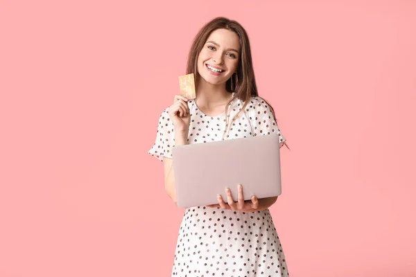 Junge Frau Mit Laptop Und Kreditkarte Auf Farbigem Hintergrund Online — Stockfoto