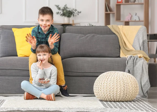 Cute Little Children Eating Chocolate Home — Stock Photo, Image