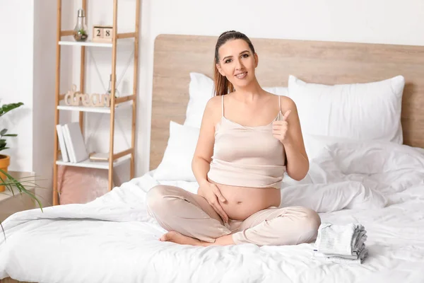 Güzel Hamile Kadın Yatak Odasında Baş Parmağını Kaldırıyor — Stok fotoğraf