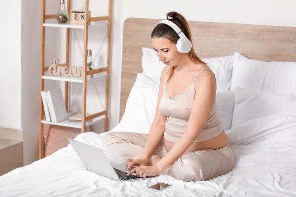 Beautiful Pregnant Woman Laptop Listening Music Bedroom — Stock Photo, Image