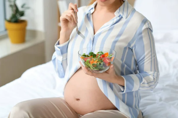 Femeie Gravidă Frumoasă Salată Sănătoasă Dormitor — Fotografie, imagine de stoc