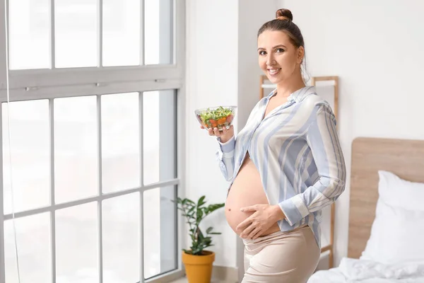 Hermosa Mujer Embarazada Con Ensalada Saludable Cerca Ventana —  Fotos de Stock