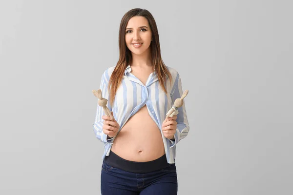 Mulher Grávida Bonita Com Brinquedos Fundo Cinza — Fotografia de Stock