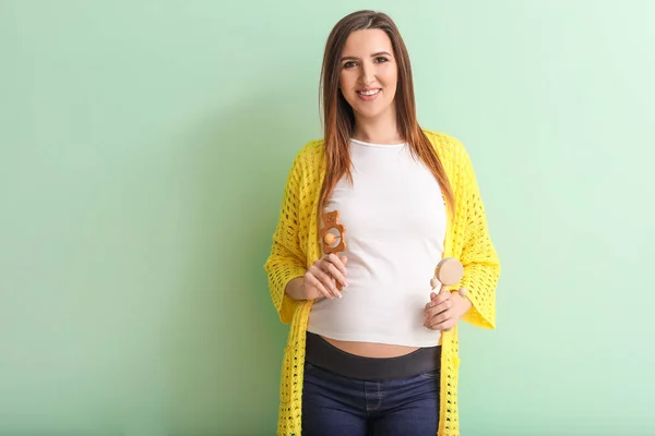 Schöne Schwangere Frau Mit Spielzeug Auf Farbigem Hintergrund — Stockfoto