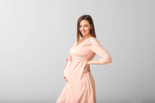Mujer Embarazada Hermosa Sobre Fondo Gris — Foto de Stock