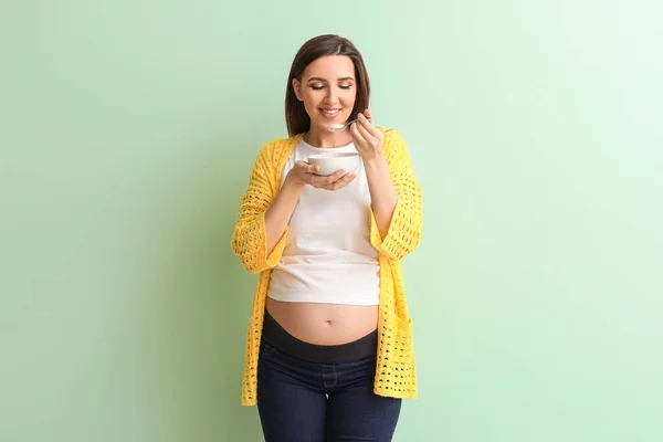 Renkli Yoğurtlu Güzel Hamile Kadın — Stok fotoğraf