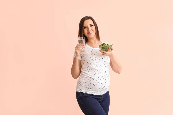 Sağlıklı Salatası Renkli Suyu Olan Güzel Hamile Bir Kadın — Stok fotoğraf