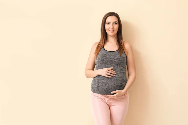Renkli Arka Planda Güzel Hamile Kadın — Stok fotoğraf