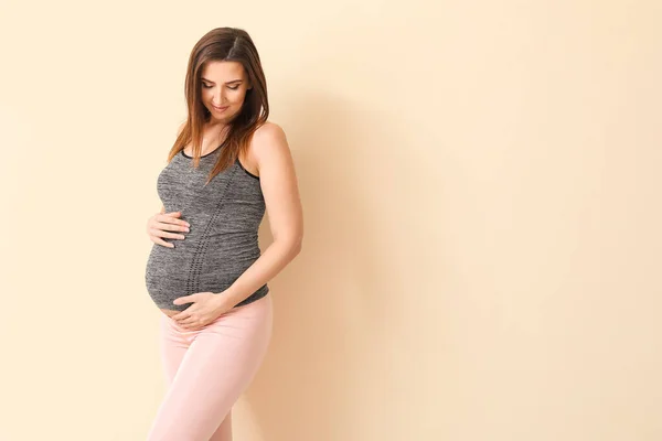 Renkli Arka Planda Güzel Hamile Kadın — Stok fotoğraf