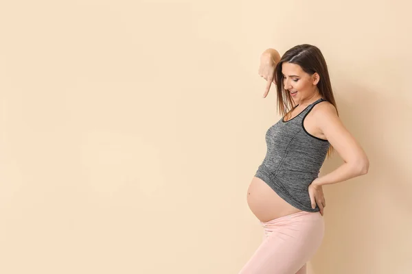 色の背景に美しい妊娠中の女性 — ストック写真