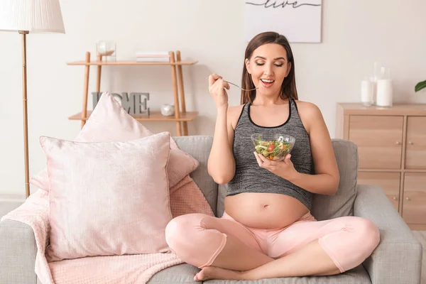 美しい妊婦食べる健康サラダに自宅 — ストック写真